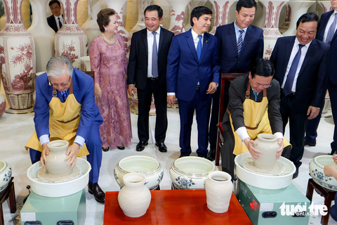 Chủ tịch nước Võ Văn Thưởng và Tổng thống Kazakhstan cùng thử làm gốm Chu Đậu - Ảnh 1. Tổng thống Kazakhstan Kassym-Jomart Tokayev và Chủ tịch nước Võ Văn Thưởng cùng thử làm gốm Chu Đậu sau khi tham quan làng nghề - Ảnh: NGUYỄN KHÁNH