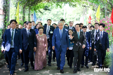 Chủ tịch nước Võ Văn Thưởng và Tổng thống Kazakhstan cùng thử làm gốm Chu Đậu - Ảnh 2. Chủ tịch nước Võ Văn Thưởng và Tổng thống Kazakhstan Kassym-Jomart Tokayev tham quan làng gốm Chu Đậu - Ảnh: NGUYỄN KHÁNH