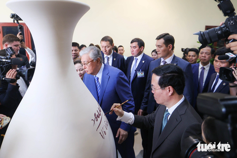Chủ tịch nước Võ Văn Thưởng và Tổng thống Kazakhstan cùng thử làm gốm Chu Đậu - Ảnh 4. Chủ tịch nước Võ Văn Thưởng và Tổng thống Kazakhstan Tokayev cùng ký tên lên một chiếc bình gốm Chu Đậu - Ảnh: NGUYỄN KHÁNH