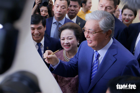Chủ tịch nước Võ Văn Thưởng và Tổng thống Kazakhstan cùng thử làm gốm Chu Đậu - Ảnh 5. Tổng thống Kazakhstan Tokayev ký tên lên chiếc bình gốm Chu Đậu sau khi làm thử một sản phẩm cỡ nhỏ - Ảnh: NGUYỄN KHÁNH