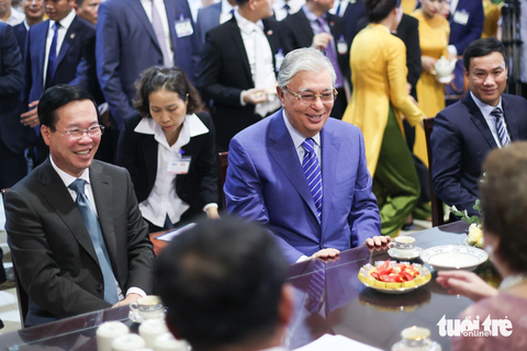 Chủ tịch nước Võ Văn Thưởng và Tổng thống Kazakhstan cùng thử làm gốm Chu Đậu - Ảnh 6. Tổng thống Tokayev chia sẻ ông rất vui khi được đến thăm làng gốm Chu Đậu. Trong ảnh: Chủ tịch nước Võ Văn Thưởng và Tổng thống Kazakhstan Tokayev thưởng trà Việt Nam được đựng trong bộ sản phẩm gốm Chu Đậu, có họa tiết chim lạc mang đậm bản sắc văn hóa Việt - Ảnh: NGUYỄN KHÁNH