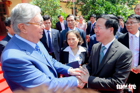 Chủ tịch nước Võ Văn Thưởng và Tổng thống Kazakhstan cùng thử làm gốm Chu Đậu - Ảnh 7. Chủ tịch nước Võ Văn Thưởng tiễn Tổng thống Kazakhstan Tokayev - Ảnh: NGUYỄN KHÁNH