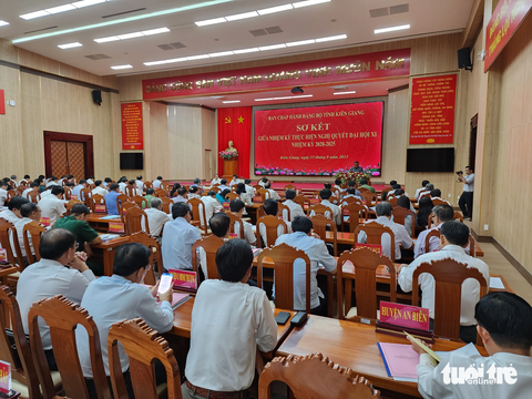 Thu nhập bình quân đầu người Kiên Giang tăng hơn 17 triệu đồng - Ảnh 1. Toàn cảnh hội nghị sơ kết giữa nhiệm kỳ 2020 - 2025 - Ảnh: BỬU ĐẤU