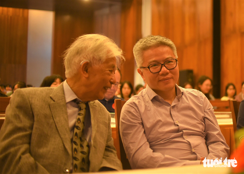 GS Ngô Bảo Châu vui vẻ trò chuyện cùng GS Trần Thanh Vân tại lễ khai mạc Trường hè Khoa học lần thứ 10 - Ảnh: LÂM THIÊN GS Ngô Bảo Châu (phải) vui vẻ trò chuyện cùng GS Trần Thanh Vân tại lễ khai mạc Trường hè Khoa học lần thứ 10 tại Quy Nhơn - Ảnh: LÂM THIÊN