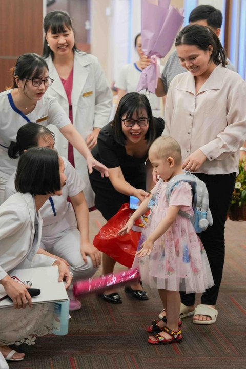 Thêm phương pháp điều trị ung thư hiệu quả được ứng dụng tại Việt Nam - Ảnh 1. Bé C. ngày được ra viện - Ảnh: BVCC