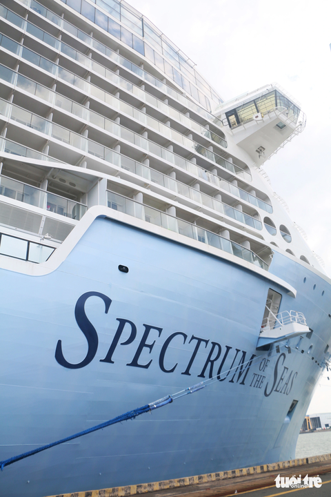 Có gì trên tàu du lịch Spectrum of the Seas lớn nhất châu Á vừa cập bến Việt Nam - Ảnh 1. Trong ảnh là phần mũi của Spectrum of the Seas tại bến cảng Phú Mỹ (Bà Rịa - Vũng Tàu) vào sáng 22-8 - Ảnh: THÁI THÁI
