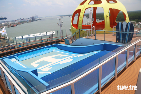Có gì trên tàu du lịch Spectrum of the Seas lớn nhất châu Á vừa cập bến Việt Nam - Ảnh 4. Khu vực lướt sóng và hoạt động tập thể - Ảnh: THÁI THÁI