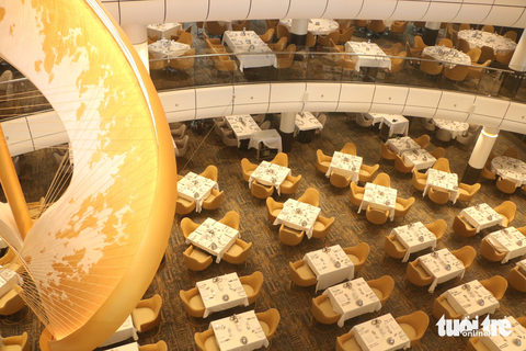 Có gì trên tàu du lịch Spectrum of the Seas lớn nhất châu Á vừa cập bến Việt Nam - Ảnh 5. Phòng ăn chính được nhìn từ tầng 2, phục vụ du khách ba buổi trong ngày - Ảnh: THÁI THÁI