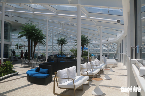 Có gì trên tàu du lịch Spectrum of the Seas lớn nhất châu Á vừa cập bến Việt Nam - Ảnh 7. Không gian nghỉ dưỡng tự do dành cho du khách tại tầng 15 - Ảnh: THÁI THÁI