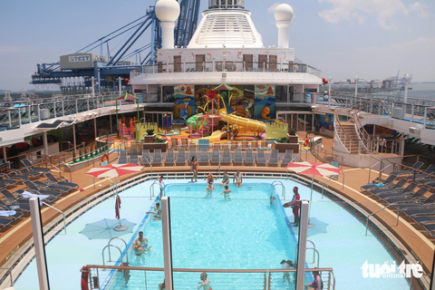 Có gì trên tàu du lịch Spectrum of the Seas lớn nhất châu Á vừa cập bến Việt Nam - Ảnh 9. Khu hồ bơi ngoài trời trên tầng thượng, xung quanh có quầy bar phục vụ du khách tắm hồ bơi - Ảnh: THÁI THÁI