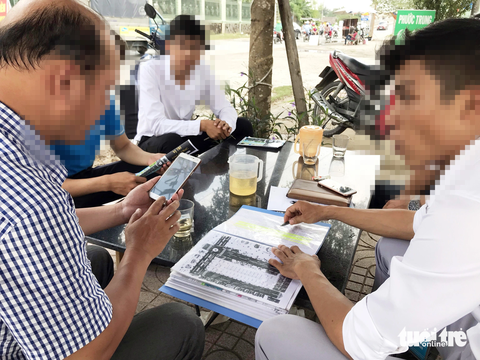 Sắp hết thời mua bán nhà đất trên giấy, lũng đoạn giá? - Ảnh 1. Nhà nước lập sàn giao dịch đất đai có đủ pháp lý sẽ loại bớt các “sàn, cò” đất nhỏ lẻ, tự phát, hết thời mua bán nhà đất trên giấy, lũng đoạn giá - Ảnh: QUANG ĐỊNH