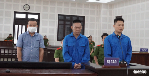 Cháu chở nhóm người Trung Quốc nhập cảnh trái phép, cậu khai gian dối là cậu cháu đi…mua xe cũ - Ảnh 1. Các bị cáo tại phiên tòa chiều 22-8 - Ảnh: Đ.C.