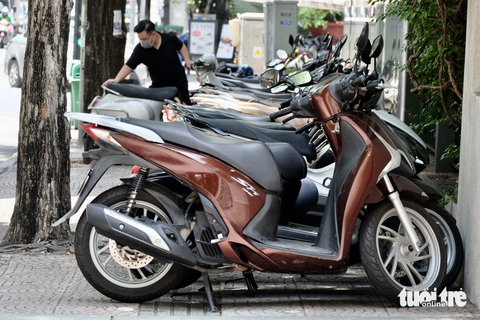 Hiện trạng khu vực TP.HCM chọn thí điểm cải thiện giao thông - Ảnh 2. Phần vỉa hè tuyến đường Thái Văn Lung hầu hết đang là nơi giữ xe máy của các hàng quán. Một bãi xe máy vỉa hè đường Thái Văn Lung chiều 22-8.