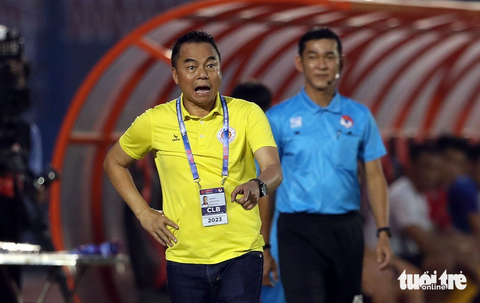 HLV mới CLB Công An Hà Nội không được chỉ đạo trận tranh ngôi vô địch V-League - Ảnh 2. Ông Trần Tiến Đại chỉ đạo khi đang là giám đốc kỹ thuật - Ảnh: N.K