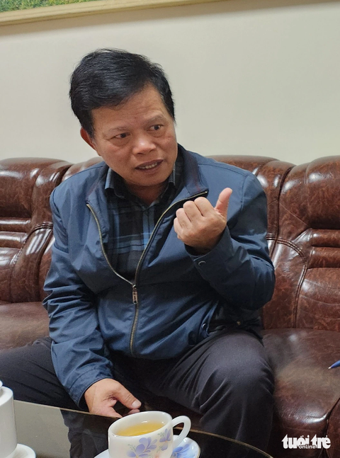 Chánh án, thẩm phán tòa án tỉnh Lâm Đồng bị tố tiếp bị cáo ngoài trụ sở - Ảnh 2. Ông Đào Chiến Thắng, chánh án Tòa án nhân dân tỉnh Lâm Đồng, trao đổi với phóng viên Tuổi Trẻ - Ảnh: M.V.