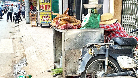 Khi quán cầy tơ vắng dần - Kỳ 3: Cầy tơ bảy món Sài Gòn đã dần quá vãng - Ảnh 1. Khu bán thịt chó nổi tiếng ở Ông Tạ (Tân Bình) ngày trước giờ chỉ còn một, hai điểm bán mà cũng ít khách - Ảnh: M.DŨNG