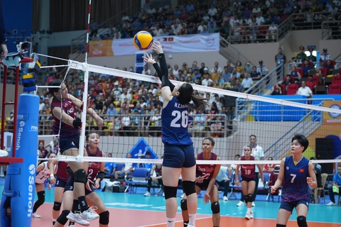 Tuyển bóng chuyền nữ Việt Nam 1 thua ván đầu tiên ở VTV Cup 2023 - Ảnh 2. Tuyển Việt Nam 2 (áo xanh) gặp nhiều khó khăn trước Choco Mucho - Ảnh: THU THẢO