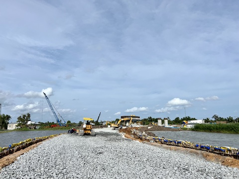 Dự án cao tốc Cần Thơ - Cà Mau ‘đứng hình’ vì thiếu cát - Ảnh 2. Thành phần cao tốc Hậu Giang - Cà Mau rải đá chờ cát san lấp - Ảnh: M.L.