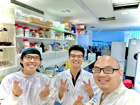 Nhận học bổng tiến sĩ khi đang học đại học - Ảnh 1. Cao Xuân Peter (giữa) nhận học bổng toàn phần nghiên cứu sinh tiến sĩ tại North Carolina State University khi đang là sinh viên đại học tại Việt Nam - Ảnh: NGA NGUYỄN