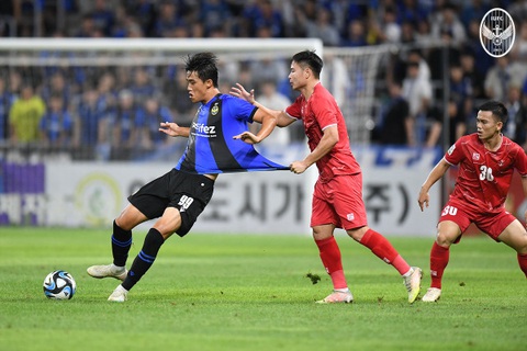 Thua ngược Incheon Utd, Hải Phòng không thể dự AFC Champions League - Ảnh 1. Cầu thủ CLB Hải Phòng (áo đỏ) đã chơi quả cảm trước Incheon United - Ảnh: IUFC