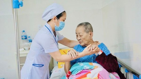 Người già gần 100 tuổi vẫn đối mặt với u quái buồng trứng - Ảnh 3. Cụ bà 89 tuổi phục hồi sau cắt bỏ khối u khủng - Ảnh BVCC