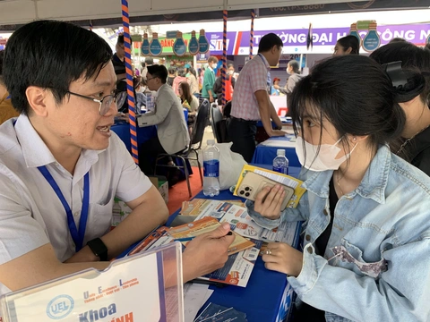 Điểm chuẩn Trường ĐH Kinh tế - Luật và Trường ĐH Quốc tế - Ảnh 1. Thí sinh tìm hiểu thông tin tuyển sinh năm 2023 tại gian tư vấn của Trường đại học Kinh tế - Luật (Đại học Quốc gia TP.HCM) - Ảnh: TRẦN HUỲNH