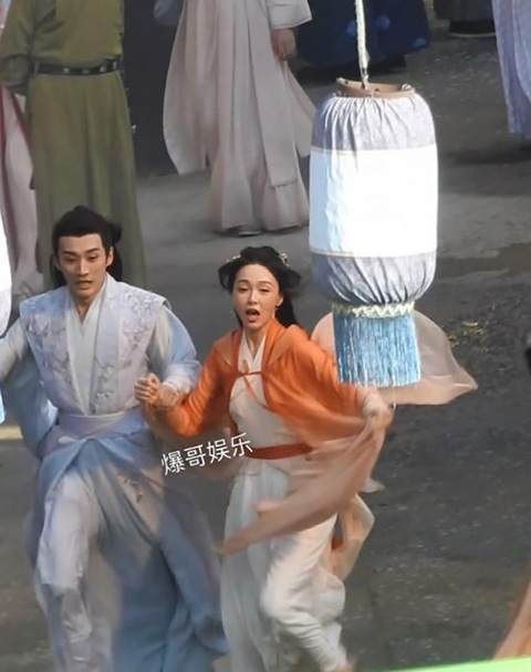 Đường Yên và Lưu Học Nghĩa bị chó đuổi trên phim trường - Ảnh 2. Thôi xong! Chạy nhanh đi nào!