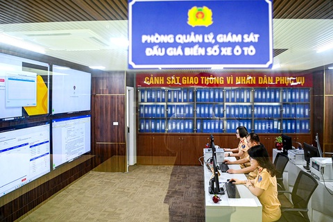Sẵn sàng chi tiền tỉ mua biển số đẹp - Ảnh 1. Theo Cục Cảnh sát giao thông, hệ thống giám sát đã được chuẩn bị sẵn sàng cho phiên đấu giá biển số ô tô đầu tiên vào sáng 22-8 - Ảnh: HỒNG QUANG