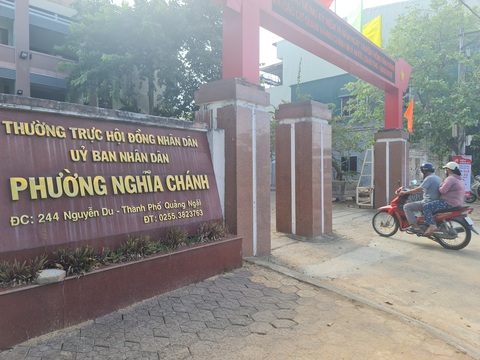 Đã giải quyết vụ 'chậm xác nhận 'khuyết tật' cho trẻ đi học vì... cán bộ bận quá nhiều việc' - Ảnh 1. Một ngày sau khi báo Tuổi Trẻ phản ánh, UBND phường Nghĩa Chánh đã lập hội đồng xem xét mức độ thương tật của cháu P. - Ảnh: TR.M