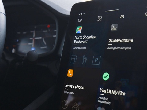 Google Maps sẽ ngừng hiển thị các trạm xăng cho chủ xe điện - Ảnh 1. Google Maps trên chiếc Polestar 2. Google Maps đã có thay đổi quan trọng với người dùng xe điện - Ảnh: The Verge