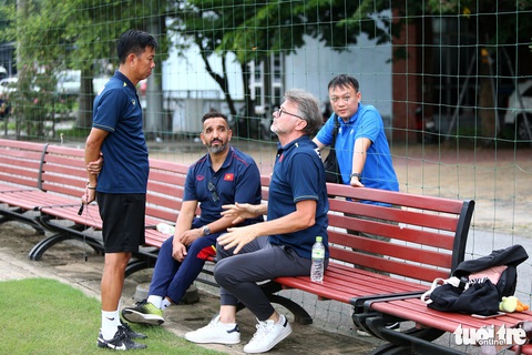Trong thời gian qua, HLV Hoàng Anh Tuấn (đứng) và HLV Philippe Troussier thường xuyên trao đổi về tình hình nhân sự U23 Việt Nam - Ảnh: HOÀNG TÙNG Trong thời gian qua, HLV Hoàng Anh Tuấn (đứng) và HLV Philippe Troussier thường xuyên trao đổi về tình hình nhân sự U23 Việt Nam - Ảnh: HOÀNG TÙNG