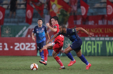 CLB Viettel giành trọn giải thưởng tháng 8 V-League 2023 - Ảnh 1. Hoàng Đức (áo đỏ, Viettel) trong trận đấu với Topenland Bình Định - Ảnh: VPF