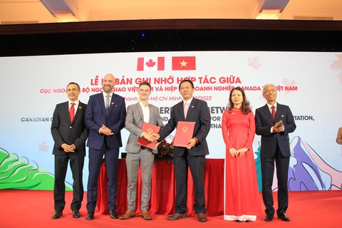 Đại diện chính phủ Việt Nam và CanCham ký MOU với mong muốn thúc đẩy hợp tác - Ảnh: NGỌC ĐÔNG Đại diện Chính phủ Việt Nam và CanCham ký MOU với mong muốn thúc đẩy hợp tác - Ảnh: NGỌC ĐÔNG