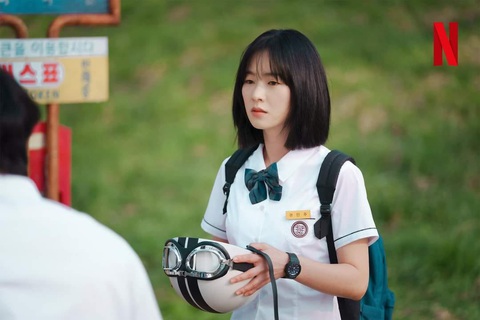 Jeon Yeo Bin 'trẻ hóa' bất ngờ khi kết đôi cùng Ahn Hyo Seop - Ảnh 3. Hình ảnh nữ sinh trong sáng được Jeon Yeo Bin thể hiện tốt