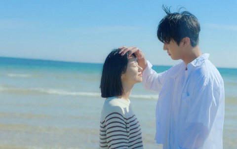 Jeon Yeo Bin 'trẻ hóa' bất ngờ khi kết đôi cùng Ahn Hyo Seop - Ảnh 4. Tuy nhiên, nhiều góc quay cho thấy rõ khoảng cách tuổi tác giữa Jeon Yeo Bin và bạn diễn