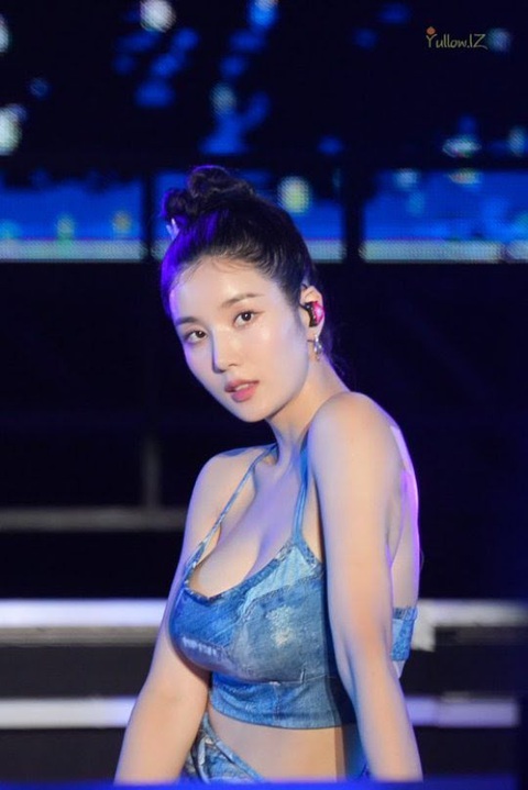 ‘Nữ thần mùa hè’ Kwon Eun Bi gây tranh cãi vì mặc đồ hở hang ở lễ hội âm nhạc - Ảnh 4. Trang phục của Kwon Eun Bi gây tranh cãi