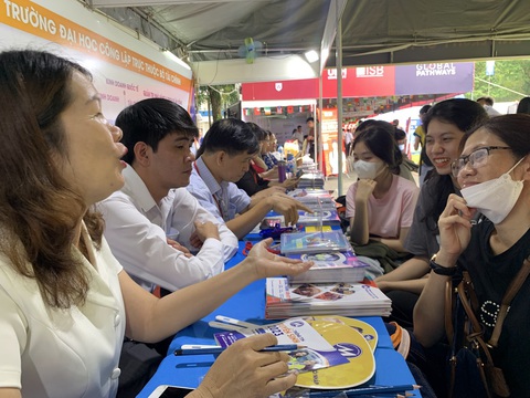 Điểm chuẩn ĐH Ngân hàng TP.HCM và ĐH Tài chính - Marketing - Ảnh 1. Thí sinh tìm hiểu thông tin tuyển sinh đại học 2023 tại gian tư vấn Trường đại học Tài chính - Marketing - Ảnh: TRẦN HUỲNH