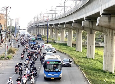 Lệch pha công nghệ metro: Không ổn - Ảnh 3. Tuyến metro số 1 Bến Thành - Suối Tiên sau khi đưa vào hoạt động sẽ “chia lửa” cùng tuyến xa lộ Hà Nội - Ảnh: TỰ TRUNG