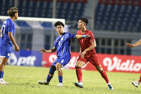 Tiền vệ Nguyễn Văn Trường (áo đỏ) chủ động tiến về phía cầu thủ U23 Philippines sau khi anh bị phạm lỗi - Ảnh: HOÀNG TÙNG Tiền vệ Nguyễn Văn Trường (áo đỏ) chủ động tiến về phía cầu thủ U23 Philippines sau khi anh bị phạm lỗi - Ảnh: HOÀNG TÙNG