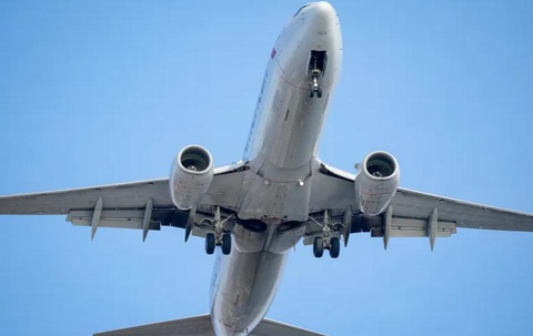 Có gì trên máy bay bị Zambia thu giữ cùng 13 nhân vật bí hiểm? - Ảnh 1. Loại máy bay Bombardier bị Zambia giữ và điều tra - Ảnh: REUTERS