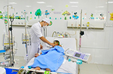 Bé trai 8 tuổi bị ong vò vẽ đốt hơn 60 mũi - Ảnh 1. Bé D., 8 tuổi, bị ong vò vẽ đốt hơn 60 mũi đang được điều trị tích cực - Ảnh: Bệnh viện cung cấp