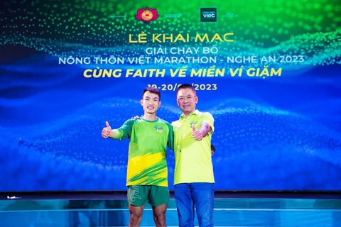 Giải chạy ‘Cùng Faith về miền Ví Giặm’ - Ảnh 5. Vận động viên Hoàng Nguyên Thanh - huy chương vàng SEA Games 31 - cùng đại diện nhà tài trợ tại lễ khai mạc giải chạy diễn ra vào tối 19-8.