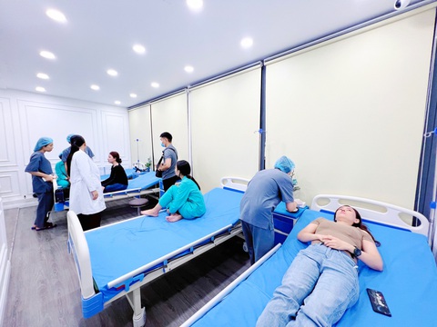 Phòng khám chuyên khoa thẩm mỹ ADONA - Chăm sóc khách hàng tận tâm - Ảnh 4. Các bác sĩ tận tình chăm sóc, thăm hỏi khách hàng khi làm đẹp