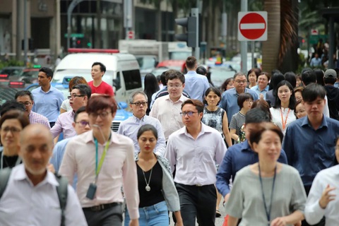Chính phủ Singapore cung cấp gói hỗ trợ hưu trí cho những người sinh từ năm 1973 - Ảnh 1. Nhân viên văn phòng tại khu thương mại trung tâm của Singapore. Ảnh minh họa. Nguồn: adriantan.com.sg