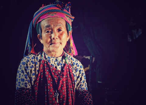 Độc đáo triển lãm "Giấc mơ trên những đám mây" - Ảnh 4. Một trong những bức ảnh thuộc chùm ảnh “Giấc mơ trên lưng mẹ”.