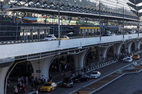 Nga đóng không phận phía trên 3 sân bay lớn nhất ở Matxcơva - Ảnh 1. Quang cảnh sân bay Vnukovo ở thủ đô Matxcơva, Nga ngày 21-8 - Ảnh: REUTERS