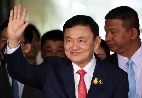 Vì sao ông Thaksin trở về Thái Lan vào lúc này? - Ảnh 1. Cựu thủ tướng Thái Lan Thaksin Shinawatra vẫy tay chào tại sân bay Don Mueang ở Bangkok, Thái Lan ngày 22-8 - Ảnh: REUTERS
