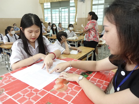Có tiêu cực trong tuyển sinh lớp 10 ở TP.HCM? - Ảnh 1. Học sinh TP.HCM làm thủ tục dự thi tuyển sinh lớp 10 năm 2023 - Ảnh: NHƯ HÙNG