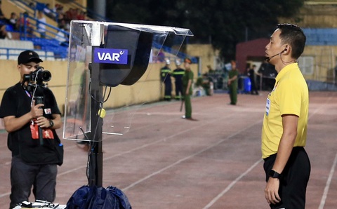 Trọng tài ngoại và VAR cho 2 trận đấu quyết định đội vô địch V-League 2023 - Ảnh 1. Trọng tài Ngô Duy Lân sẽ làm trọng tài VAR ở trận Công An Hà Nội - Thanh Hóa - Ảnh: VPF