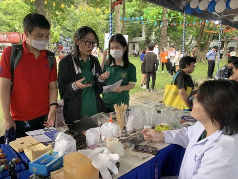 Điểm chuẩn Trường ĐH Công nghiệp TP.HCM giảm nhẹ - Ảnh 1. Thí sinh tìm hiểu thông tin tuyển sinh tại Ngày hội lựa chọn nguyện vọng xét tuyển 2023 do báo Tuổi Trẻ tổ chức - Ảnh: TRẦN HUỲNH